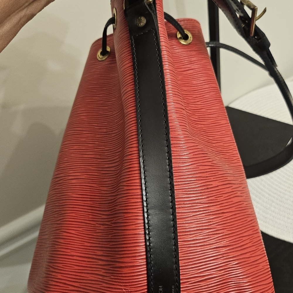 Louis Vuitton Epi Noe Red Bucket Bag - Picture 4 of 15
